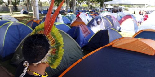 Milhares de indígenas acampam em Brasília pelo direito à terra Imagem referente a Milhares de indígenas acampam em Brasília pelo direito à terra