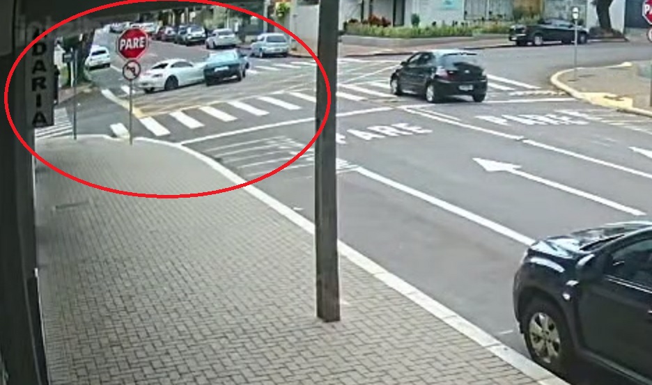 Pancada! Veja o momento do acidente entre BMW e Gol no Centro