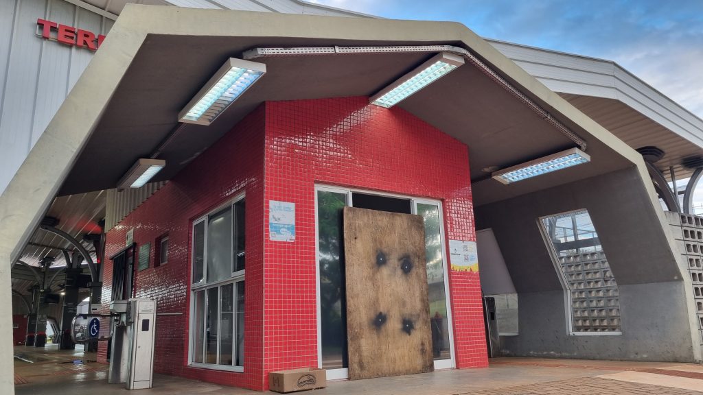 Terminal Nordeste tem vidros quebrados em vandalismo durante a madrugada