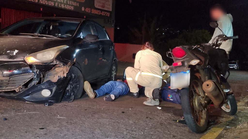 Motociclista sofre luxação no ombro ao colidir contra HB20 no Bairro Claudete