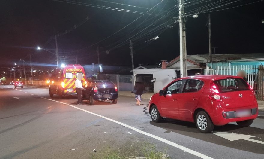 Dois veículos Palio se envolvem em colisão traseira no Bairro Brasmadeira