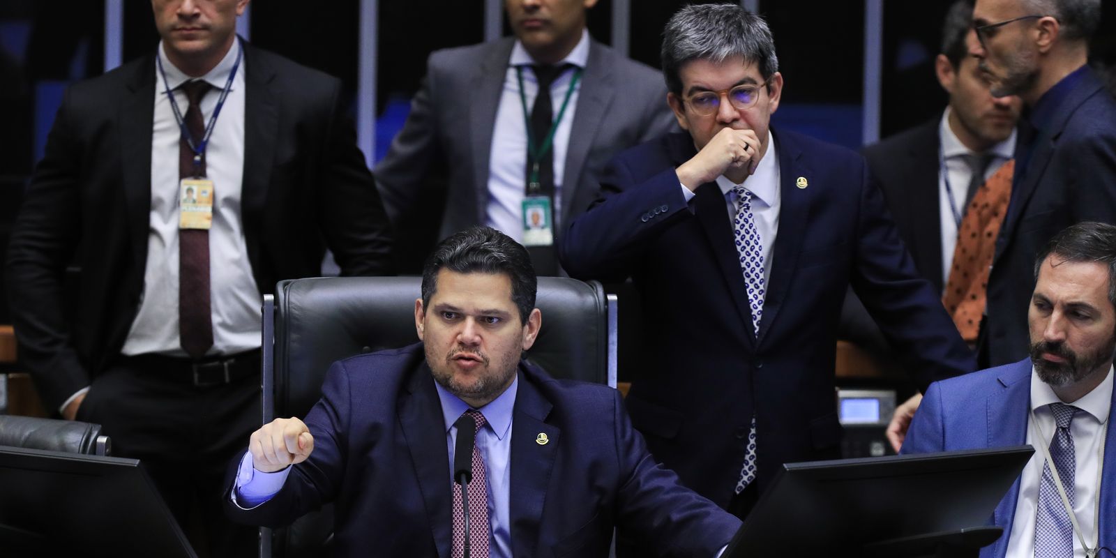 Câmara tenta votar Lei do Mar e Senado recebe Galípolo e Lewandowski