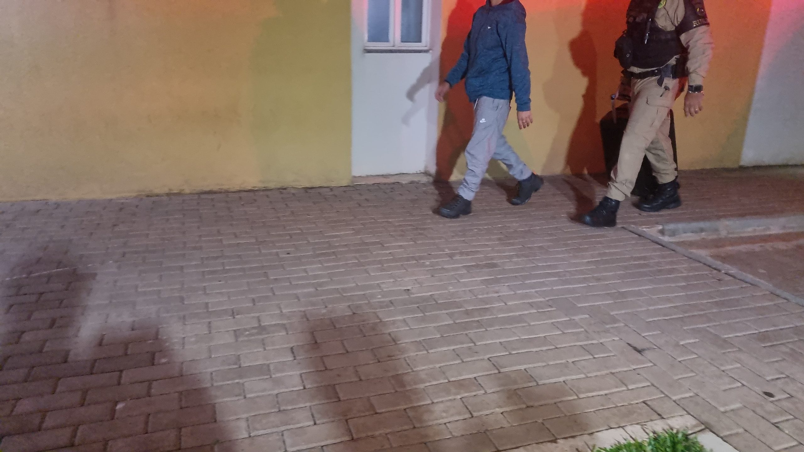 Jovem de 18 anos é detida pela PM com mala carregada de maconha na BR-369 Jovem de 18 anos é detida pela PM com mala carregada de maconha na BR-369