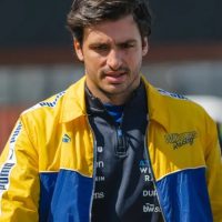 Imagem referente a Carlos Sainz é multado em €20 mil após perder hino do GP do Japão por problemas estomacais