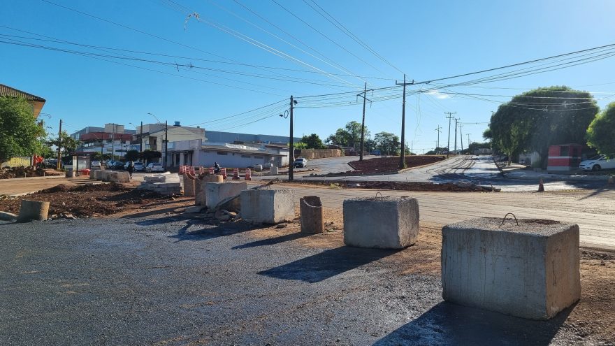 Obras de pavimentação bloqueiam Avenida Papagaios e Avenida das Torres na Região Norte