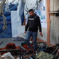 Imagem referente a Israel bombardeia tenda com jornalistas ao lado de hospital de Gaza
