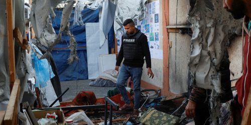 Israel bombardeia tenda com jornalistas ao lado de hospital de Gaza Imagem referente a Israel bombardeia tenda com jornalistas ao lado de hospital de Gaza