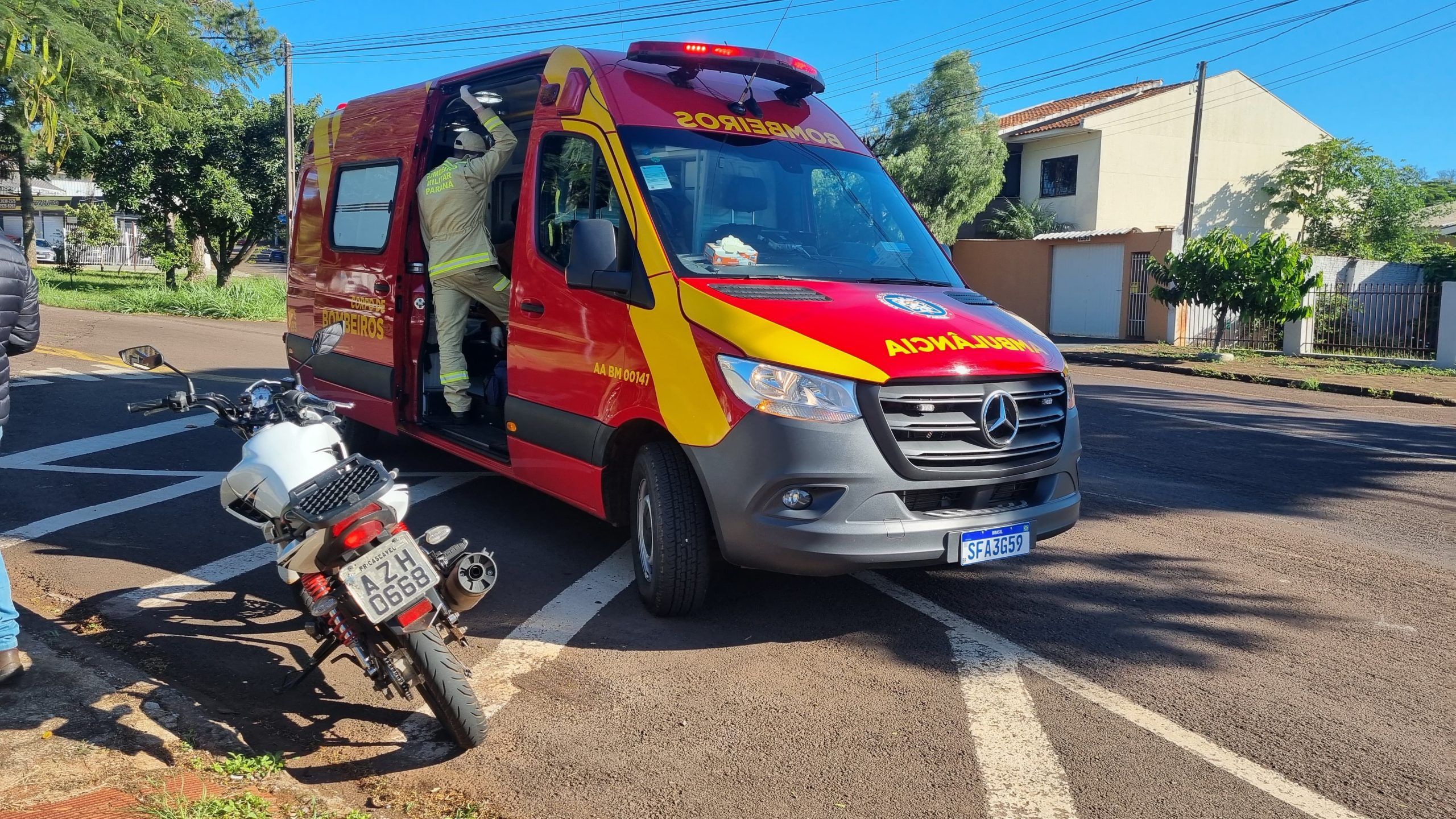 Motociclista fica ferido após ser 'fechado' por carro no Maria Luiza