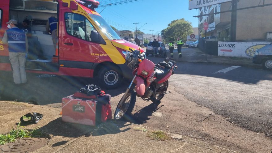 Motociclista é atingido por Corsa na Rua Erechim