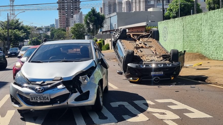 Mercedes capota após colisão com HB20 no Centro de Cascavel