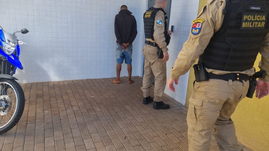 Filho descumpre medida protetiva contra a mãe e é preso