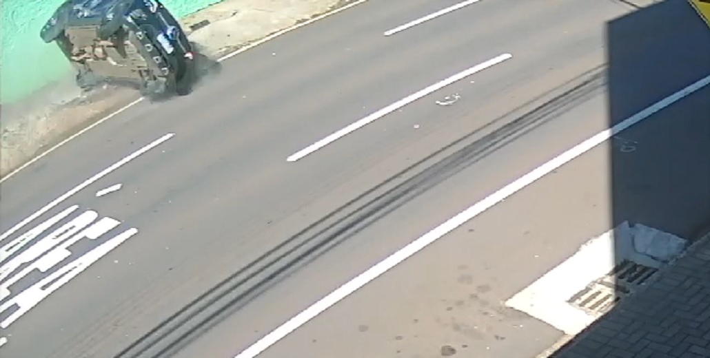 Câmera flagra Mercedes capotando após colisão com HB20