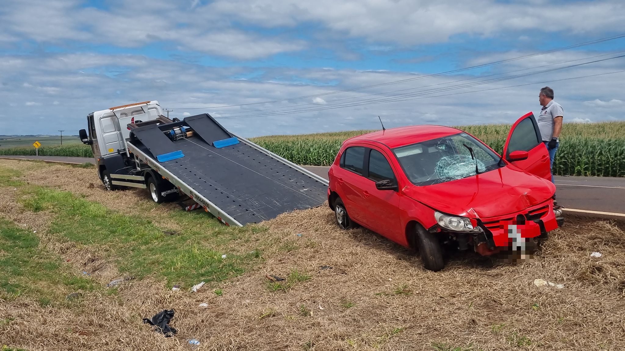 Gol fica destruído em acidente na BR-163, em Cascavel