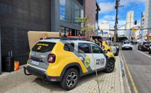 Mulher é presa em flagrante após esfaquear jovem em portaria de prédio Mulher é presa em flagrante após esfaquear jovem em portaria de prédio