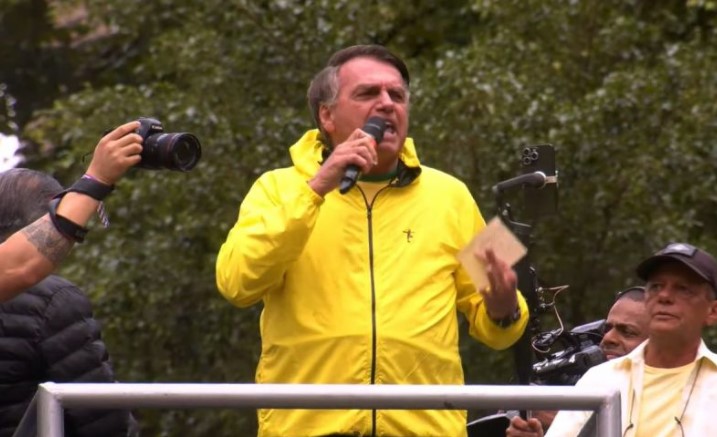 “Popcorn and ice cream”: Bolsonaro arrisca inglês e cita condenados no 8/1