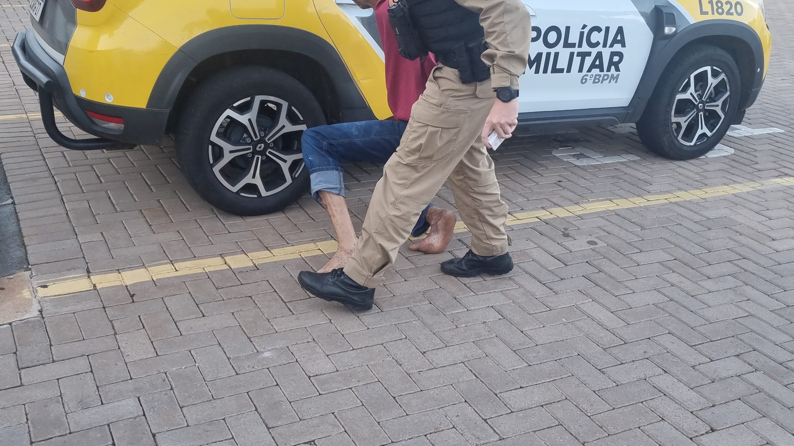Após se envolver em acidente, homem é preso por embriaguez Após se envolver em acidente, homem é preso por embriaguez
