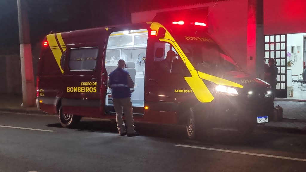 Mulher é socorrida pelo Siate após cair de escada em imóvel no Centro