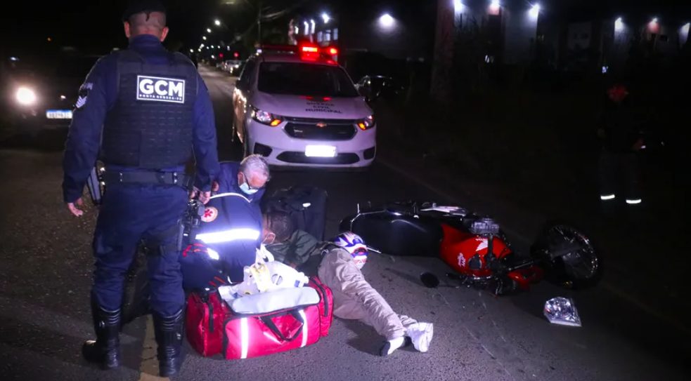 Motociclista sofre ferimentos moderados ao colidir contra Palio