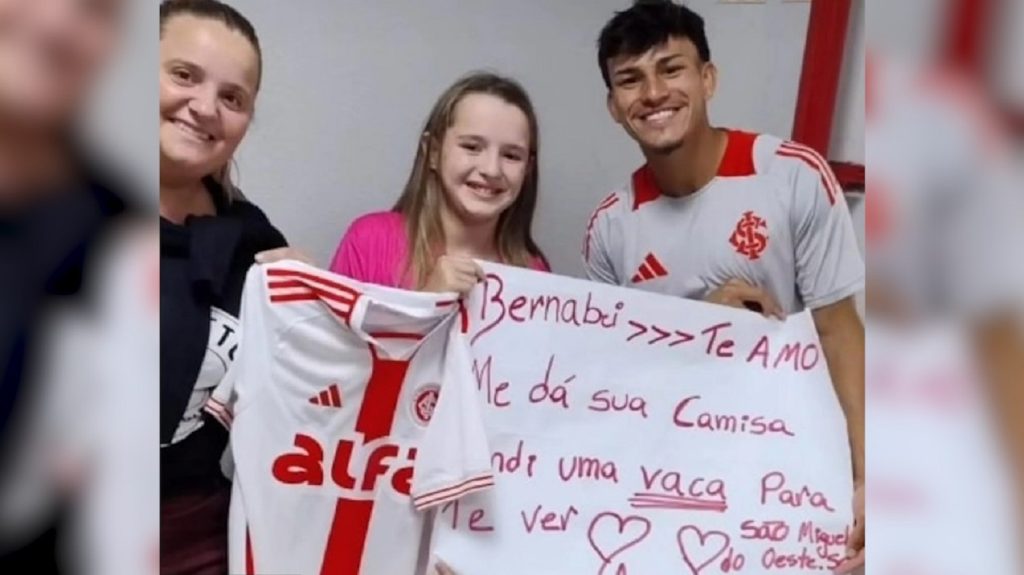 Torcedora do Inter vende vaca para ver Bernabei e ganha camisa do atleta