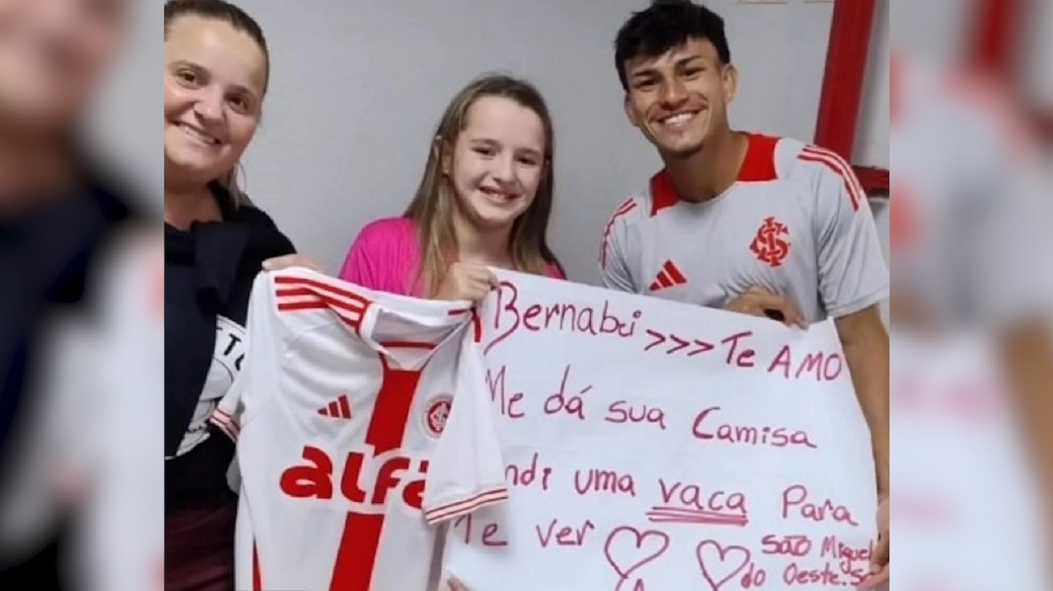 Torcedora do Inter vende vaca para ver Bernabei e ganha camisa do atleta