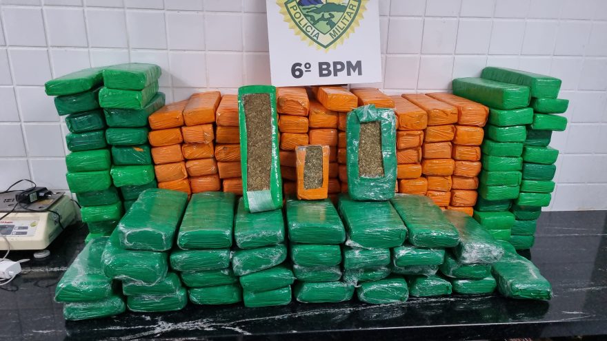 PM intercepta veículo recheado com 112 kg de maconha e prende casal próximo ao Trevo do Guarujá