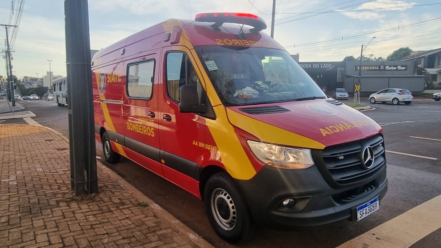 Motociclista fica ferido após colisão com carro na Avenida Rocha Pombo