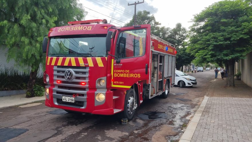 Curto-circuito em ar-condicionado provoca princípio de incêndio em residência no Recanto Tropical