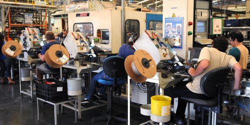 IBGE: indústria recua em sete dos 15 locais pesquisados em fevereiro Imagem referente a IBGE: indústria recua em sete dos 15 locais pesquisados em fevereiro