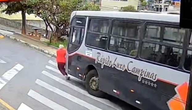 Vídeo forte: idosa é amputada após ser atropelada por ônibus na faixa de pedestre