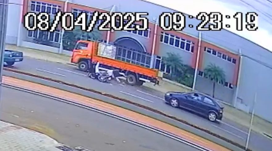 Que susto! Motociclista escapa por pouco de ser atropelado por caminhão de cerveja após acidente