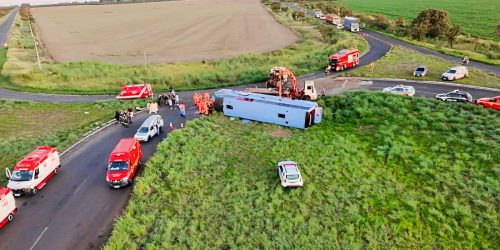 Acidente de ônibus deixa ao menos 10 mortos em Minas Gerais Imagem referente a Acidente de ônibus deixa ao menos 10 mortos em Minas Gerais