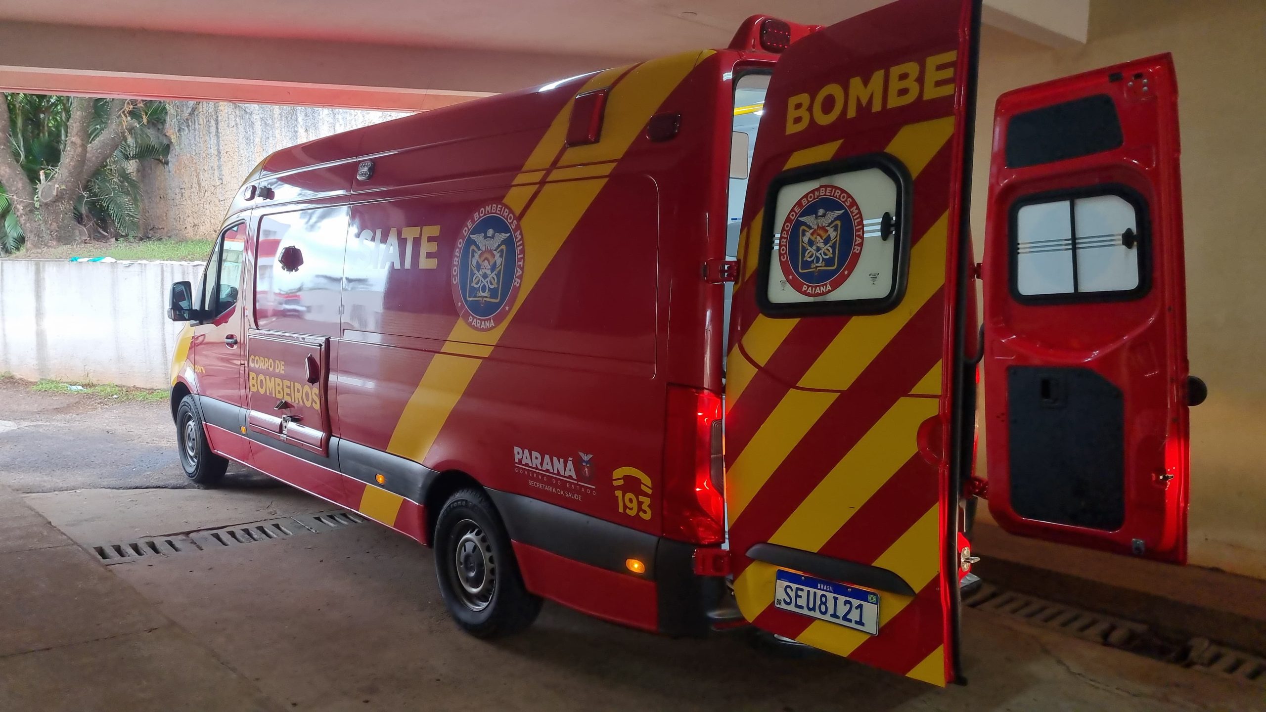 Homem sofre acidente de moto no Centro de Cascavel e é socorrido pelo Siate