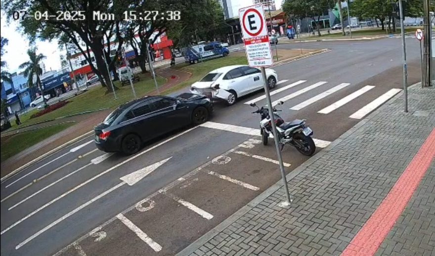 Vídeo mostra forte colisão entre Onix e Cruze na Avenida Brasil