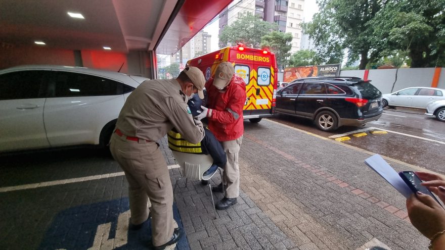 Motociclista fica ferido ao sofrer queda na Rua São Paulo, no Centro