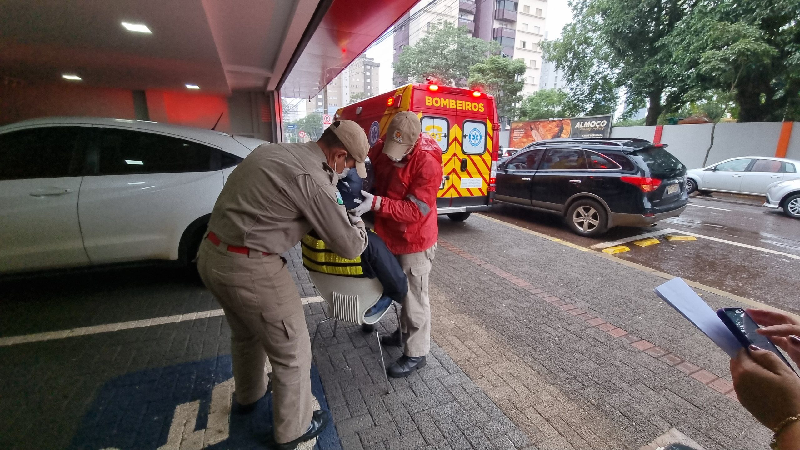 Motociclista fica ferido ao sofrer queda na Rua São Paulo, no Centro Motociclista fica ferido ao sofrer queda na Rua São Paulo, no Centro