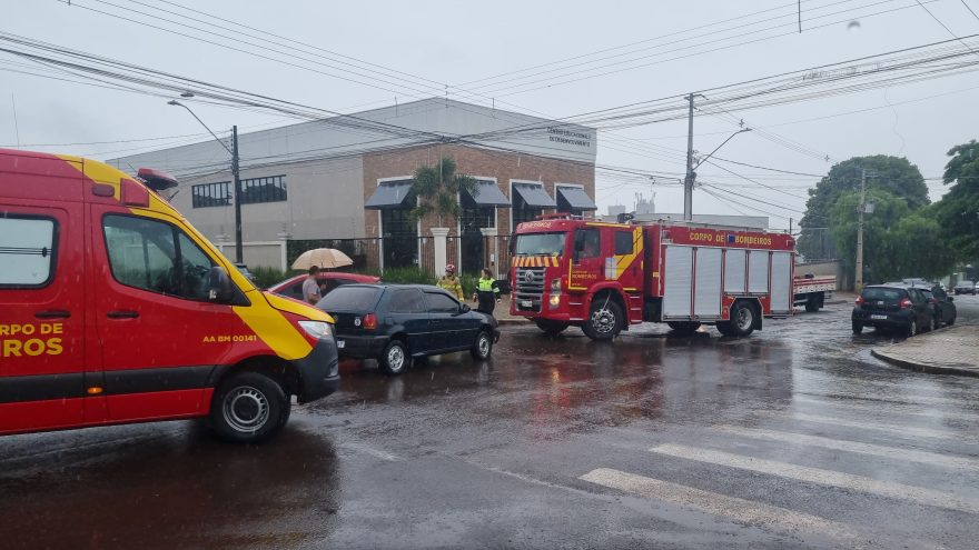 Duas pessoas ficam feridas após colisão entre carros no Bairro Coqueiral