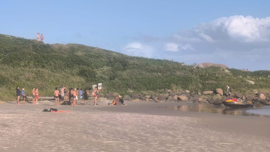 Homem morre afogado em praia de nudismo Homem morre afogado em praia de nudismo