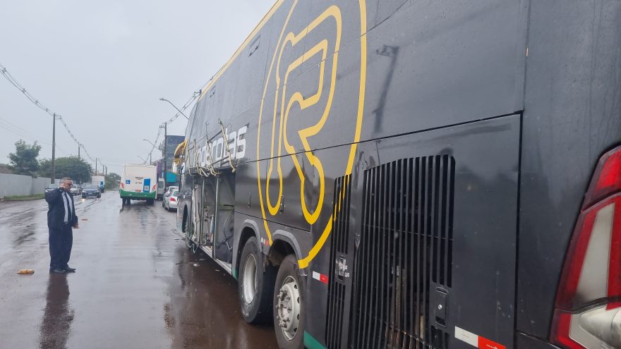 Ônibus tem porta do bagageiro arrancada em acidente nas proximidades da Rodoviária