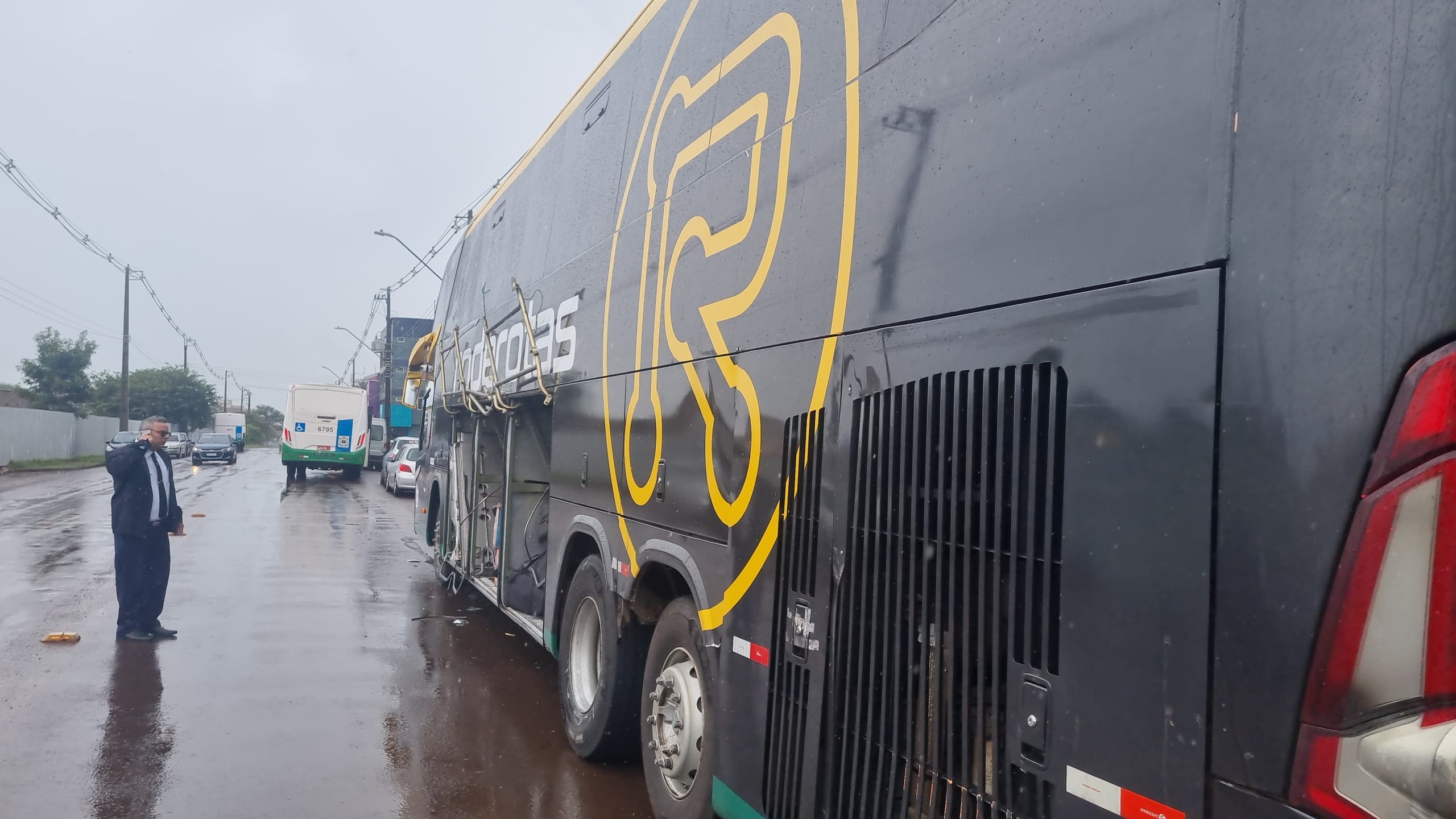 Ônibus tem porta do bagageiro arrancada em acidente nas proximidades da Rodoviária Ônibus tem porta do bagageiro arrancada em acidente nas proximidades da Rodoviária