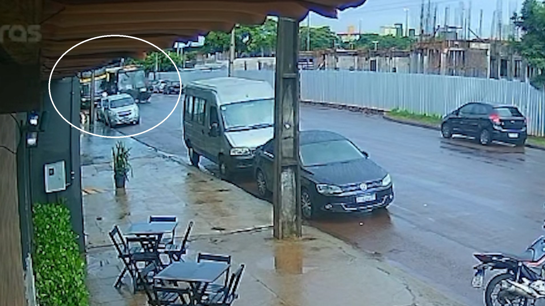 Câmera registra momento em que ônibus de linha tem porta do bagageiro arrancada por ônibus coletivo Câmera registra momento em que ônibus de linha tem porta do bagageiro arrancada por ônibus coletivo