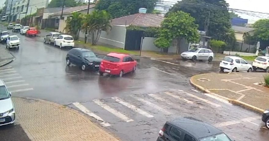 Câmera flagra acidente que deixou vítimas feridas no Bairro Coqueiral