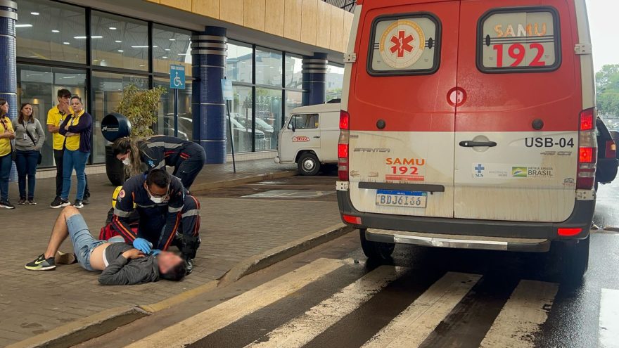 Homem passa mal, pede ajuda em comércio, desmaia duas vezes e é socorrido pelo Samu