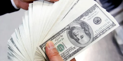 Dólar encosta em R$ 6 após Trump impor taxa de 104% à China Imagem referente a Dólar encosta em R$ 6 após Trump impor taxa de 104% à China