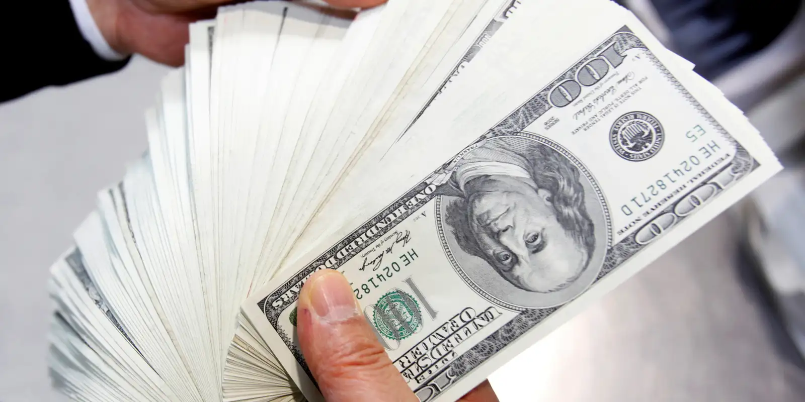 Dólar encosta em R$ 6 após Trump impor taxa de 104% à China