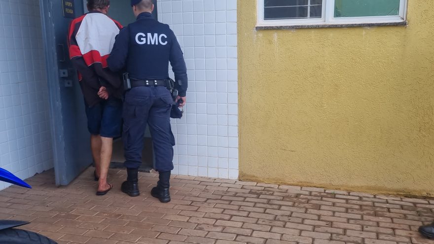 Preparando cigarro de maconha, homem é flagrado pela GM e acaba preso
