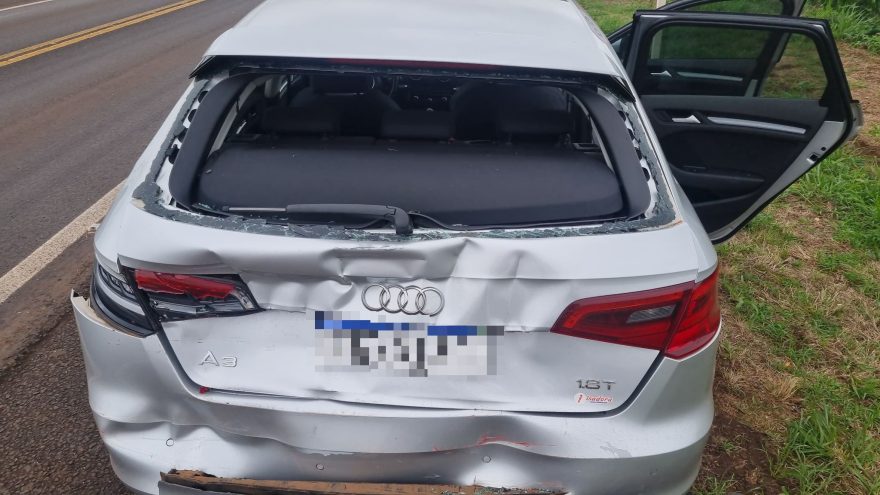 Traseira de Audi A3 é destruída em acidente com caminhão na BR-277, em Cascavel