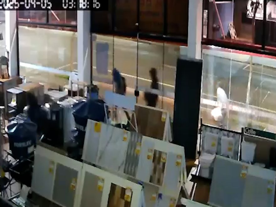 Vídeo flagra grupo invadindo empresa no Bairro Interlagos