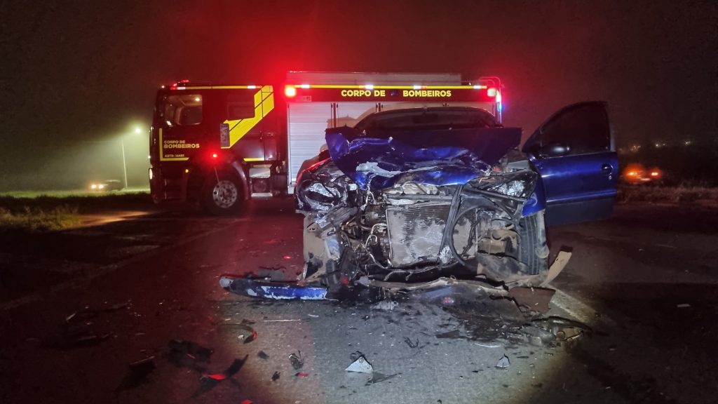 Peugeot tem a frente destruída em forte batida na BR-467, em Cascavel