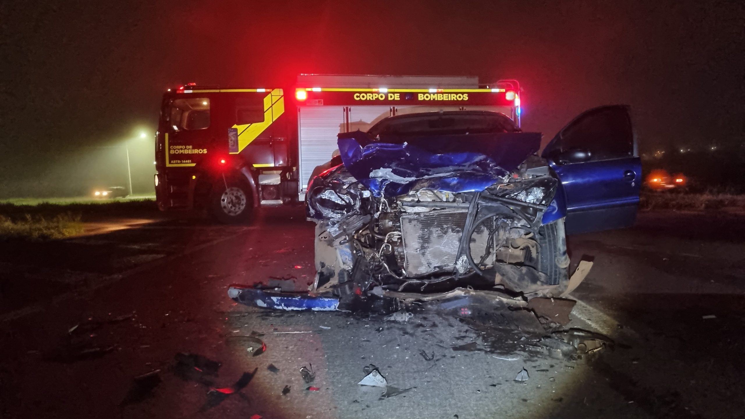 Peugeot tem a frente destruída em forte batida na BR-467, em Cascavel