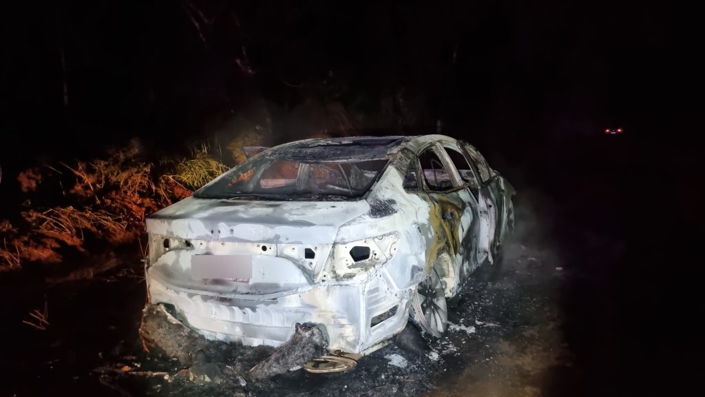 Hyundai Azera é consumido por incêndio às margens da BR-369, em Cascavel